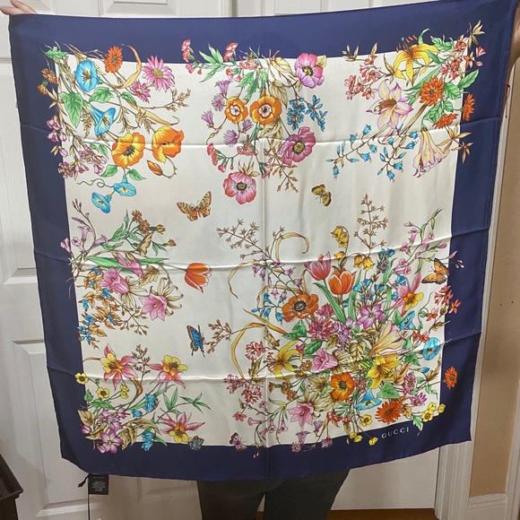 NEW Authentic Gucci silk scarf - Picture 1 of 10